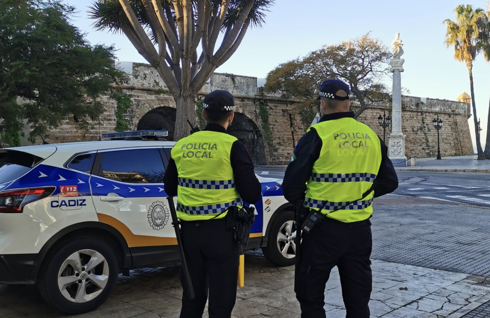 El Ayuntamiento de Cádiz lleva a pleno la concesión de la Cruz del Mérito Profesional a dos policías locales que fallecieron en acto de servicio. 