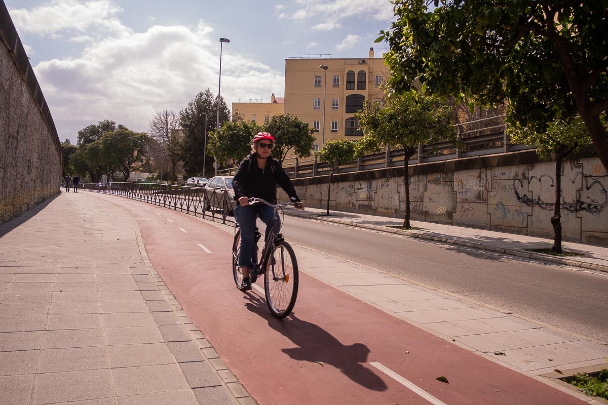Un usuario en el carril bici de Jerez, en una imagen de archivo. 
