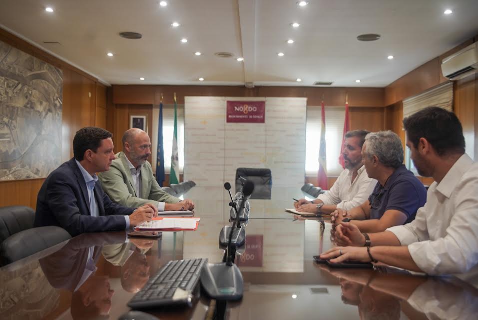 Reunión del Ayuntamiento de Sevilla con los hosteleros.