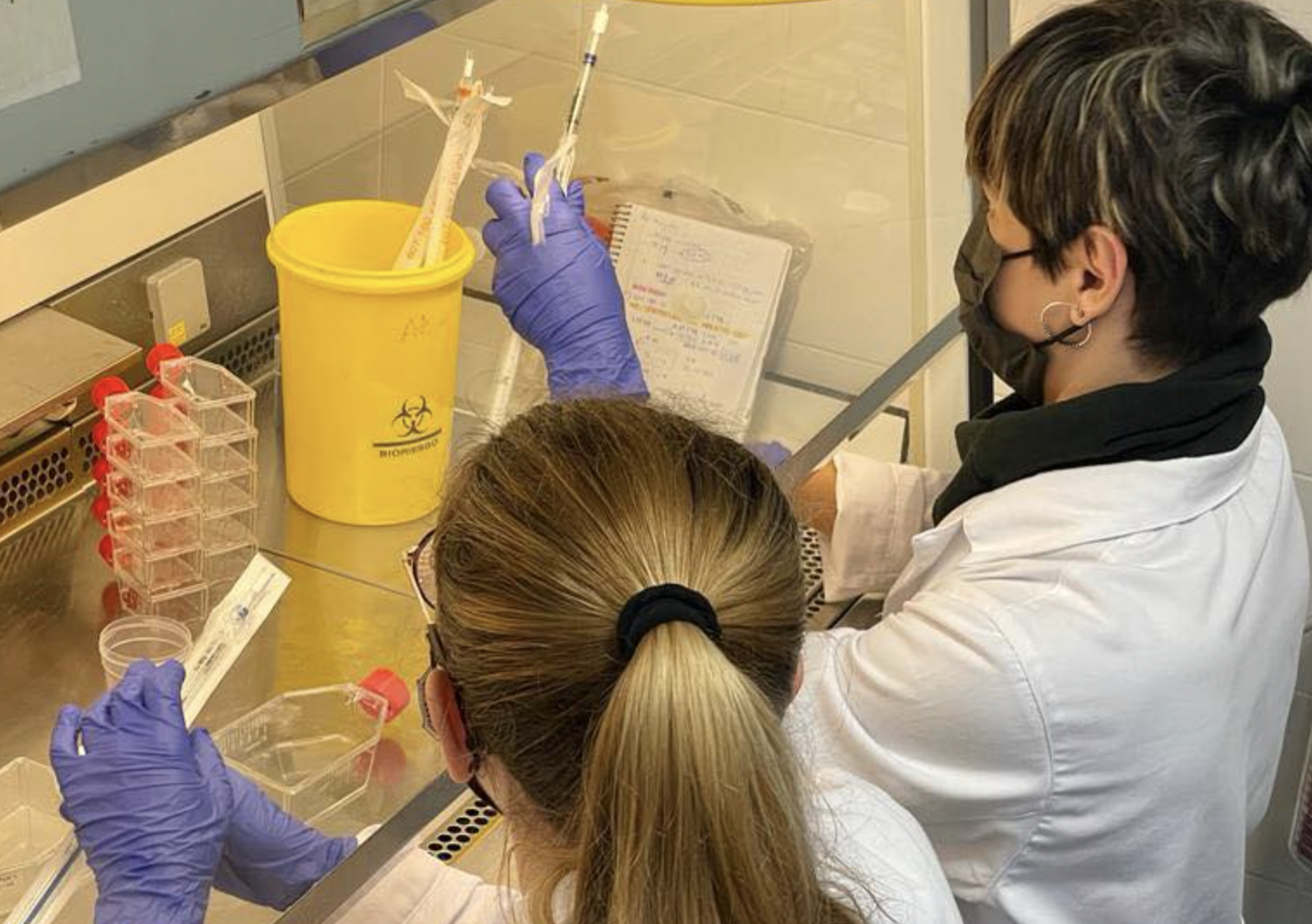 Dos mujeres trabajando en el laboratorio del Hospital Puerta del Mar Cádiz.