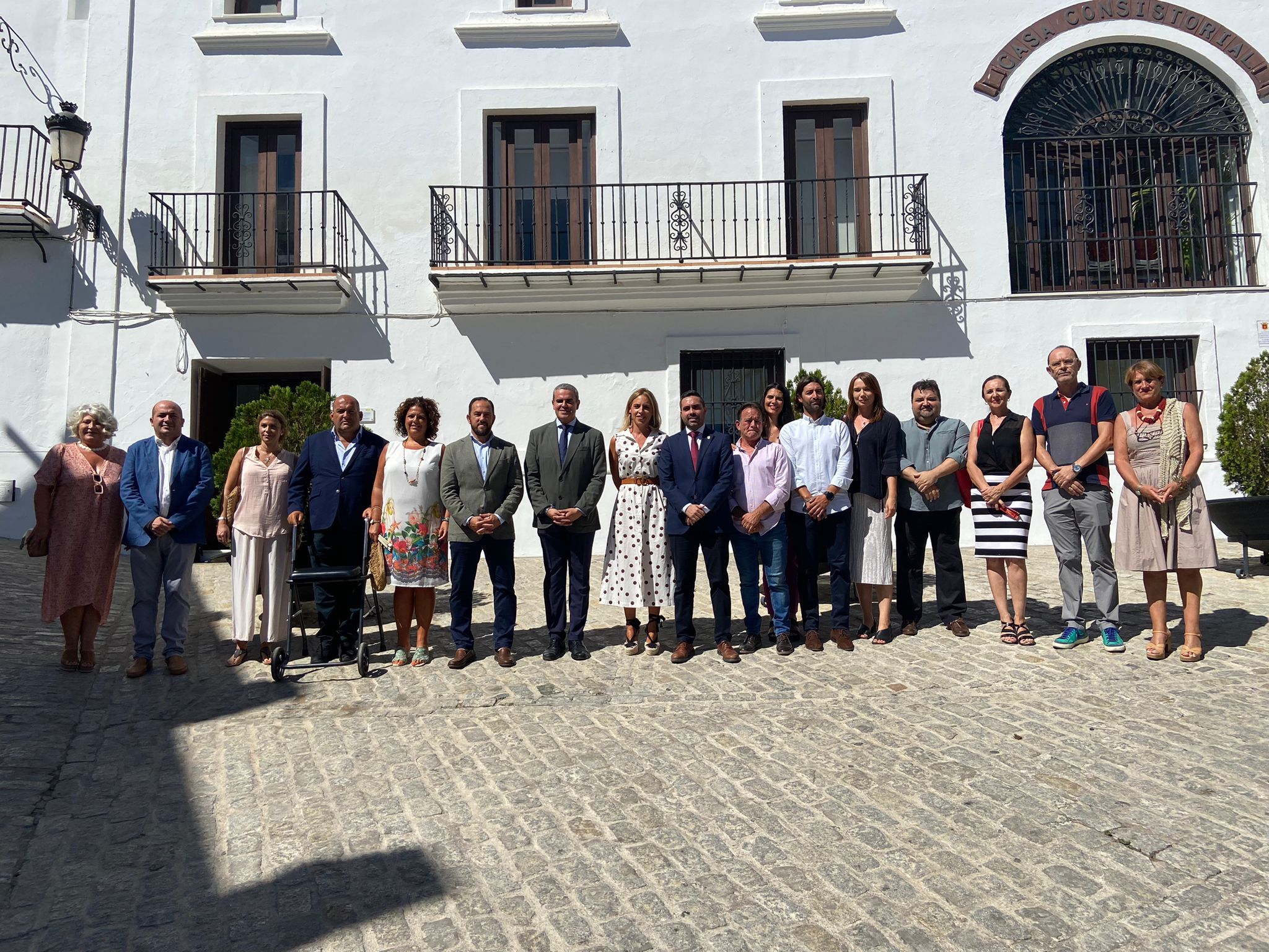 La presidenta de la Diputación junto a la corporación municipal de Vejer,