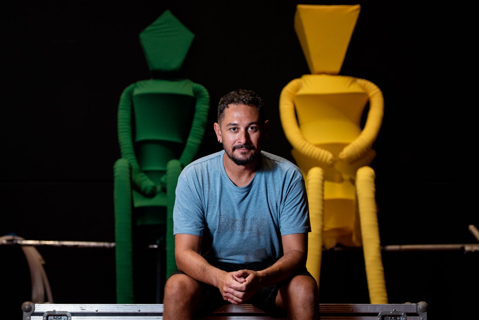 Adrián Varo, de la compañía de teatro de calle El Carromato, fundada en El Puerto, junto a dos marionetas gigantes.