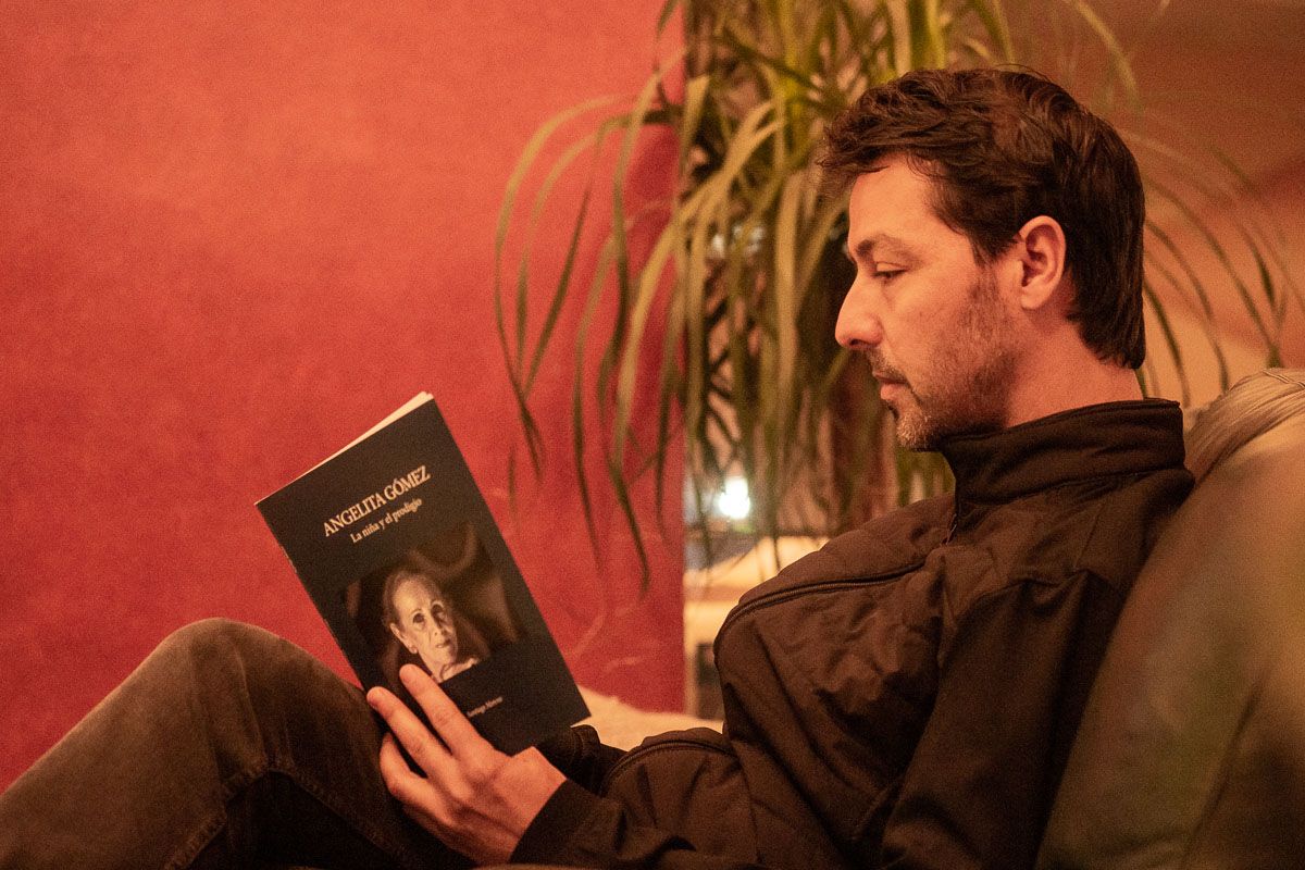 Santiago Moreno, en la cafetería Coso de Villamarta, con la biografía de Angelita Gómez. FOTO: MANU GARCÍA