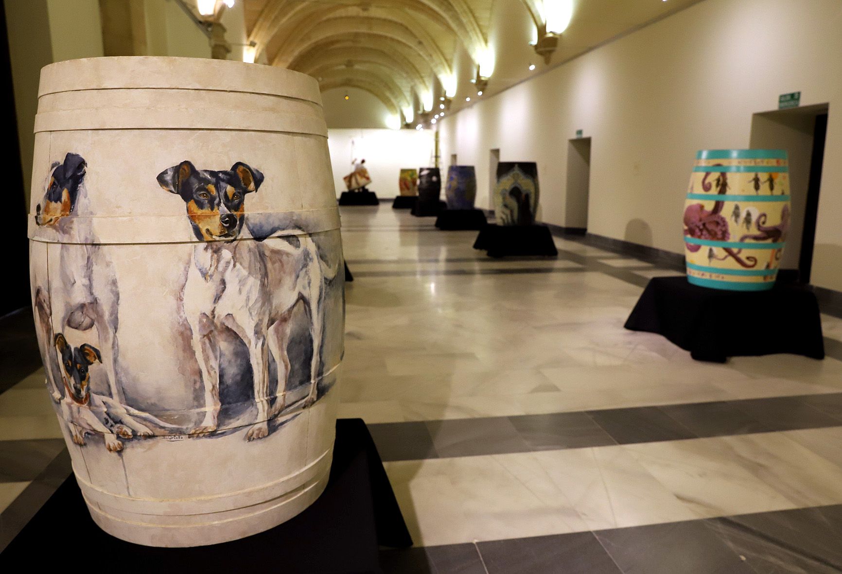 Botas 'ilustradas' por diferentes artistas en los Claustros de Santo Domingo. 