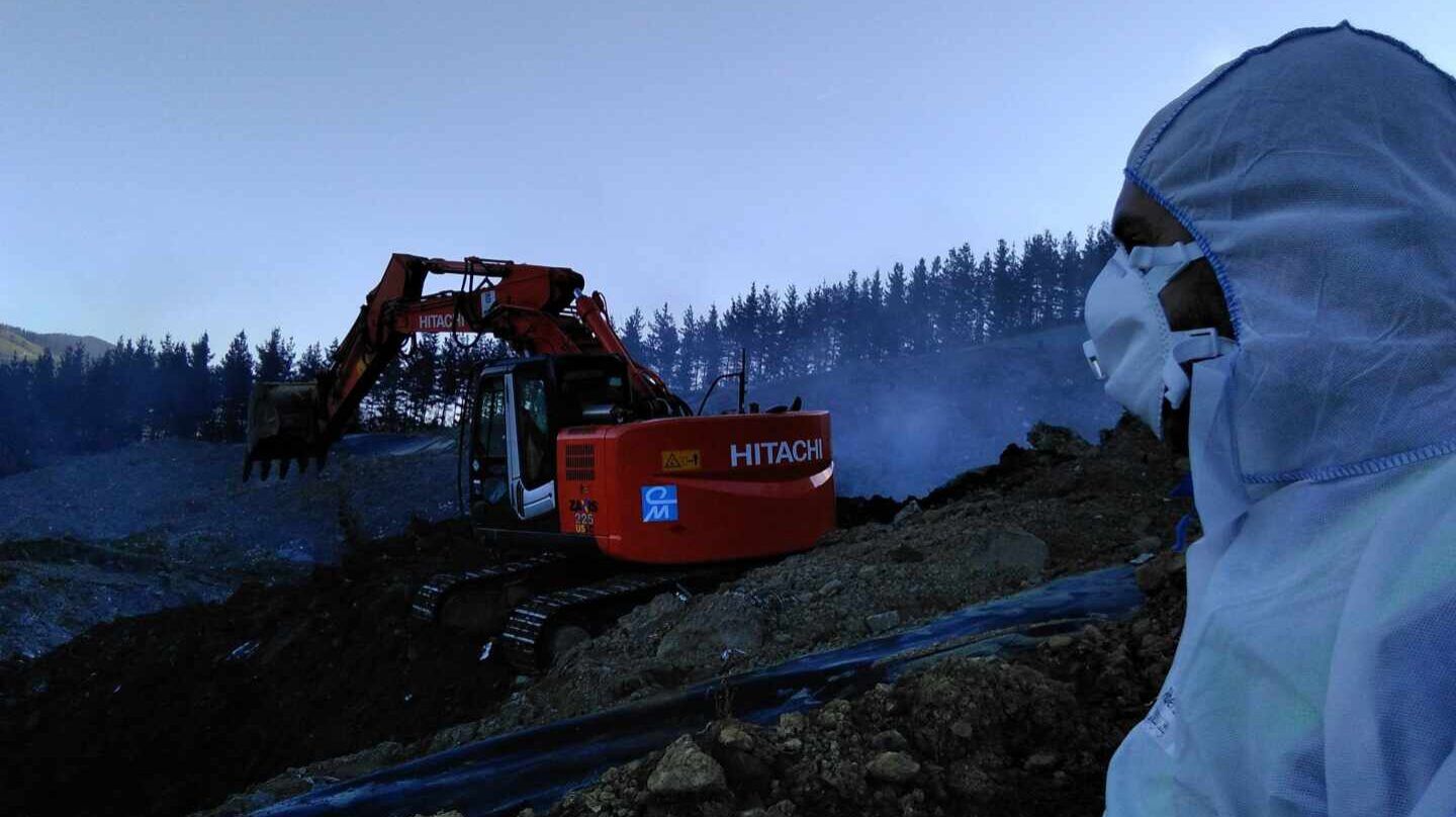 Extinción del incendio en Zaldibar. EP Extinción del incendio en Zaldibar. EP