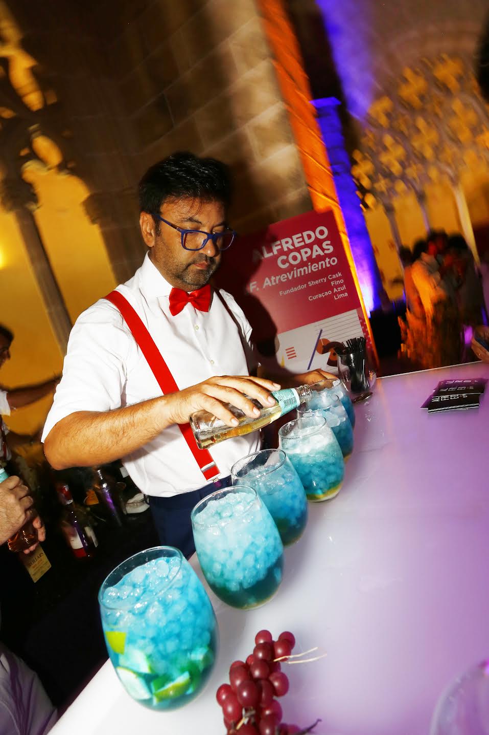 Un barman preparando cocteles con brandy de Jerez el pasado año en Los Claustros.