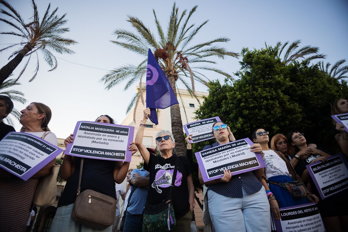 Un momento de la concentración de Marea Violeta en Jerez contra la violencia machista.