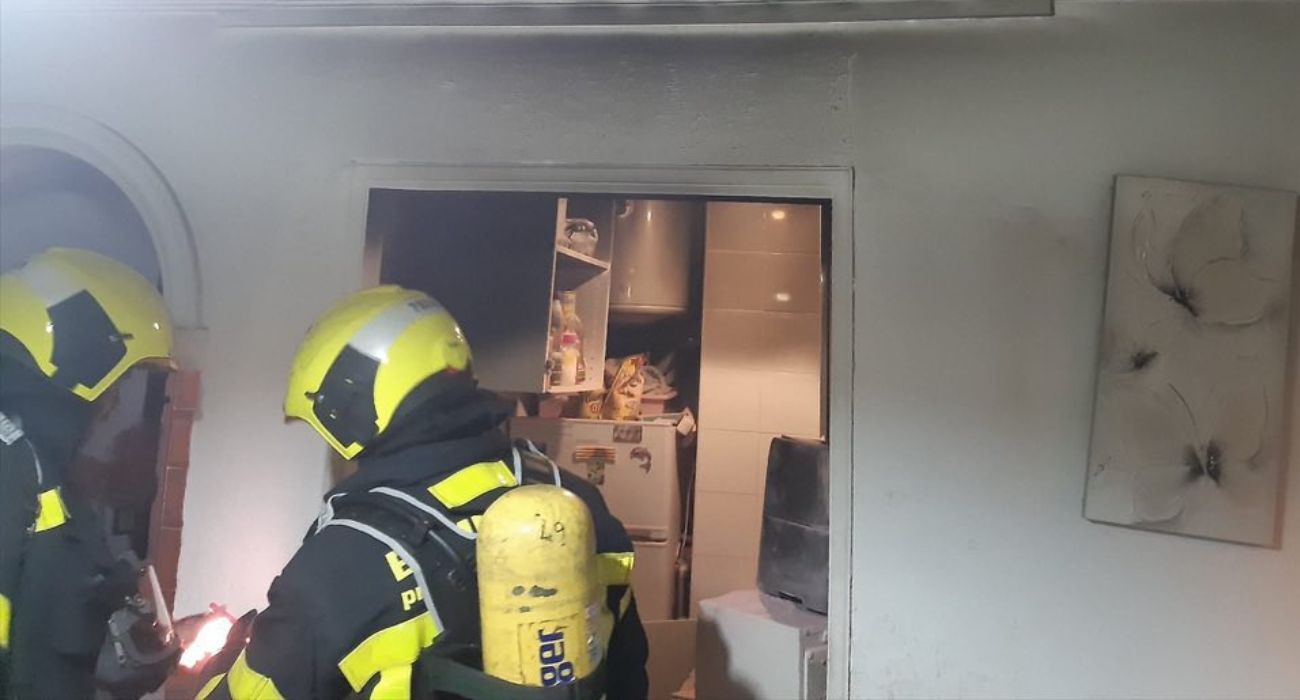 Bomberos, actuando en el lugar del incendio.