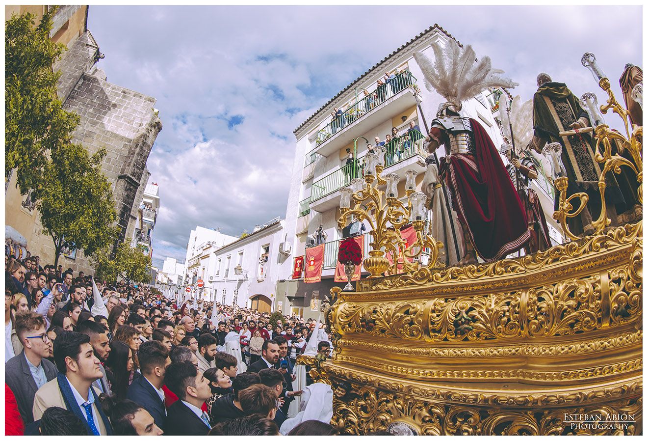 El misterio del Transporte saliendo de la basílica y enfilando la calle Merced.
