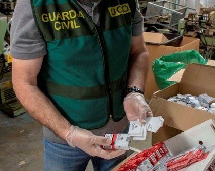 Un agente de la Guardia Civil, en un operativo contra el tabaco de contrabando de archivo.