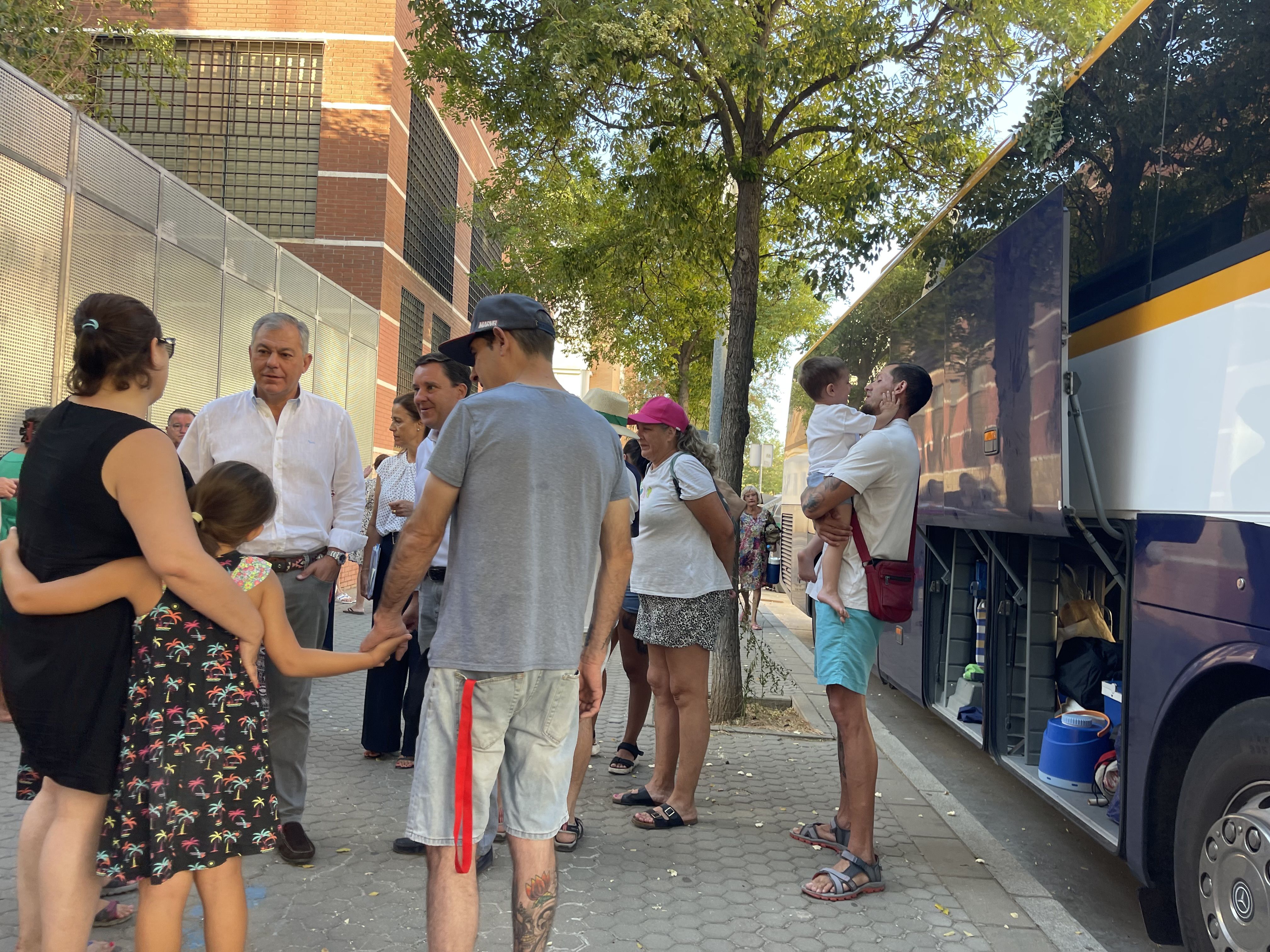 Un grupo de sevillanos coge el autobús para ir a la playa este verano. 
