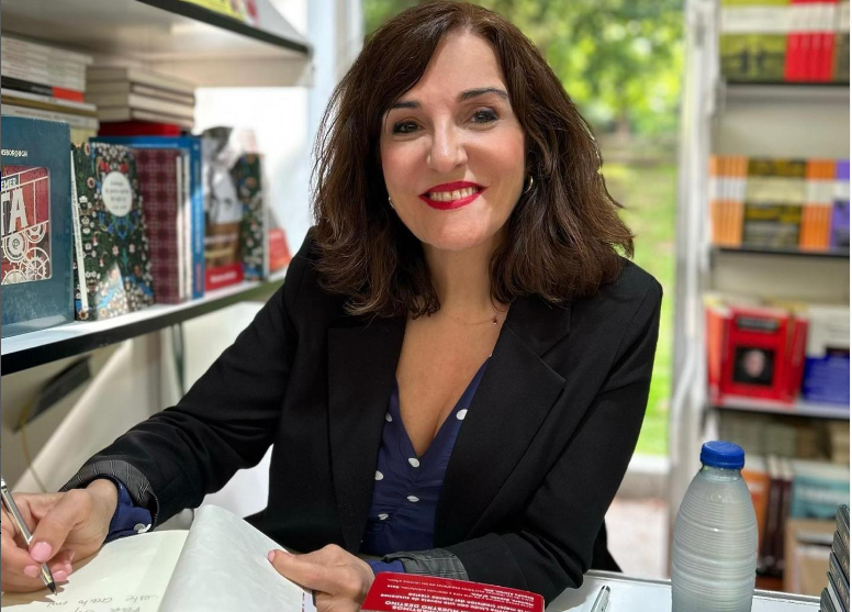 Elvira Lindo, la escritora gaditana en una firma de libros. INSTAGRAM
