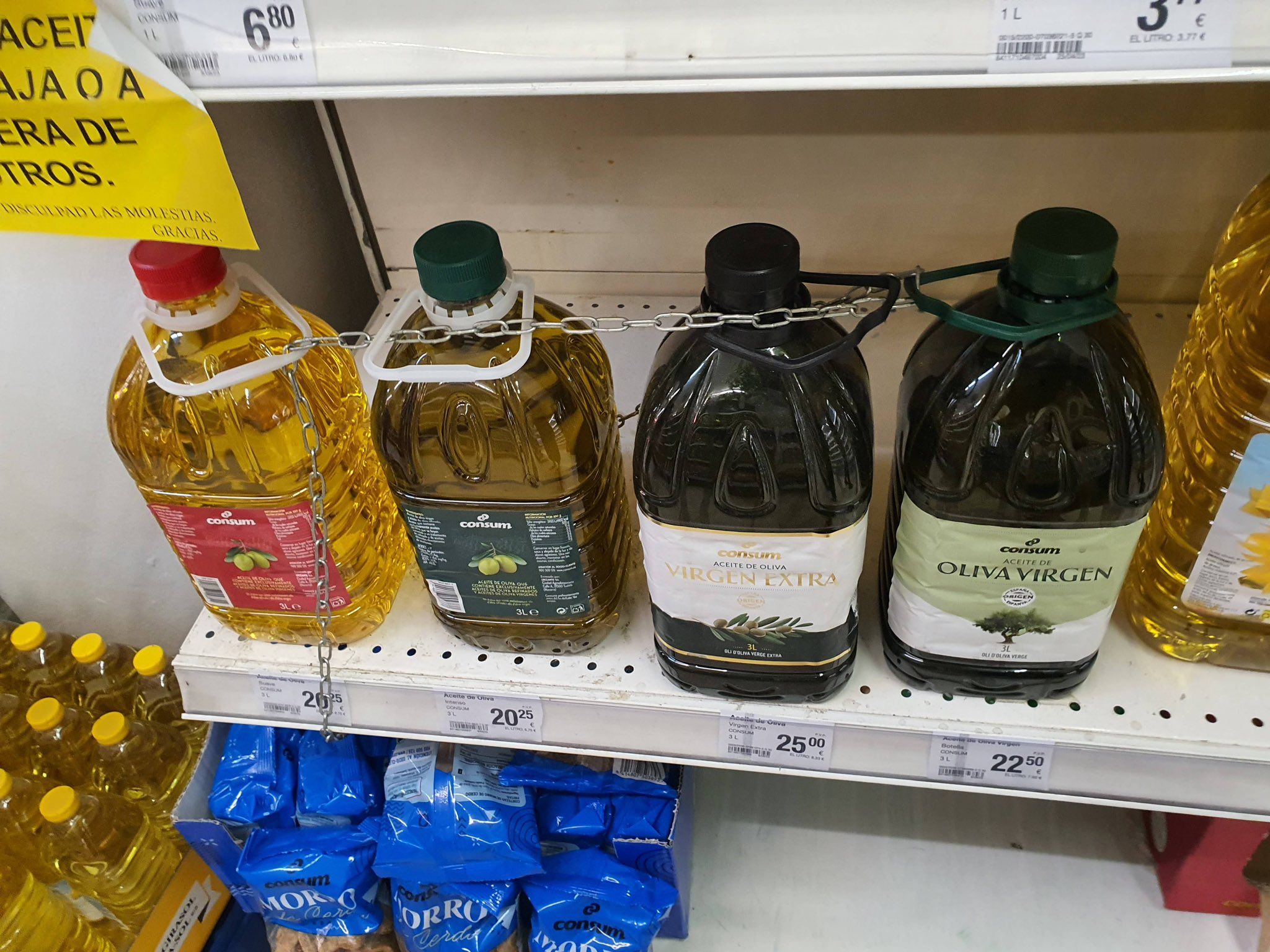 Botellas de aceite de oliva encadenadas en un supermercado.