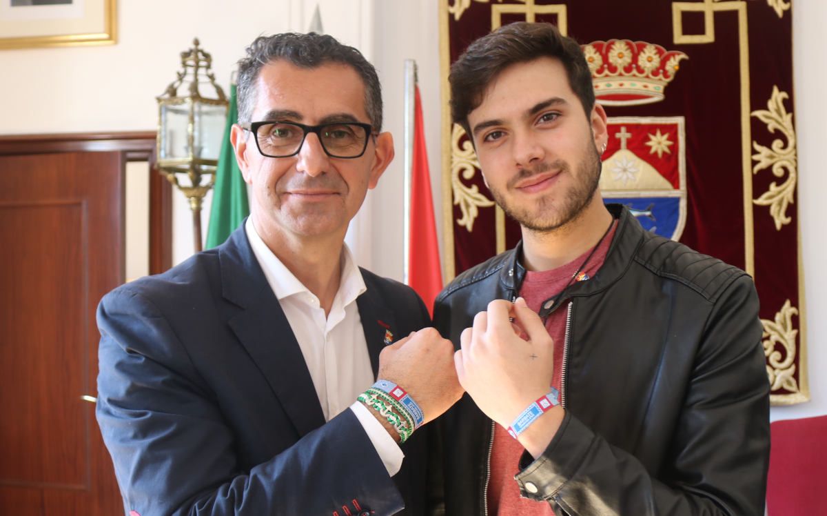 Miguel Molina, alcalde de Barbate, junto a Javy. 