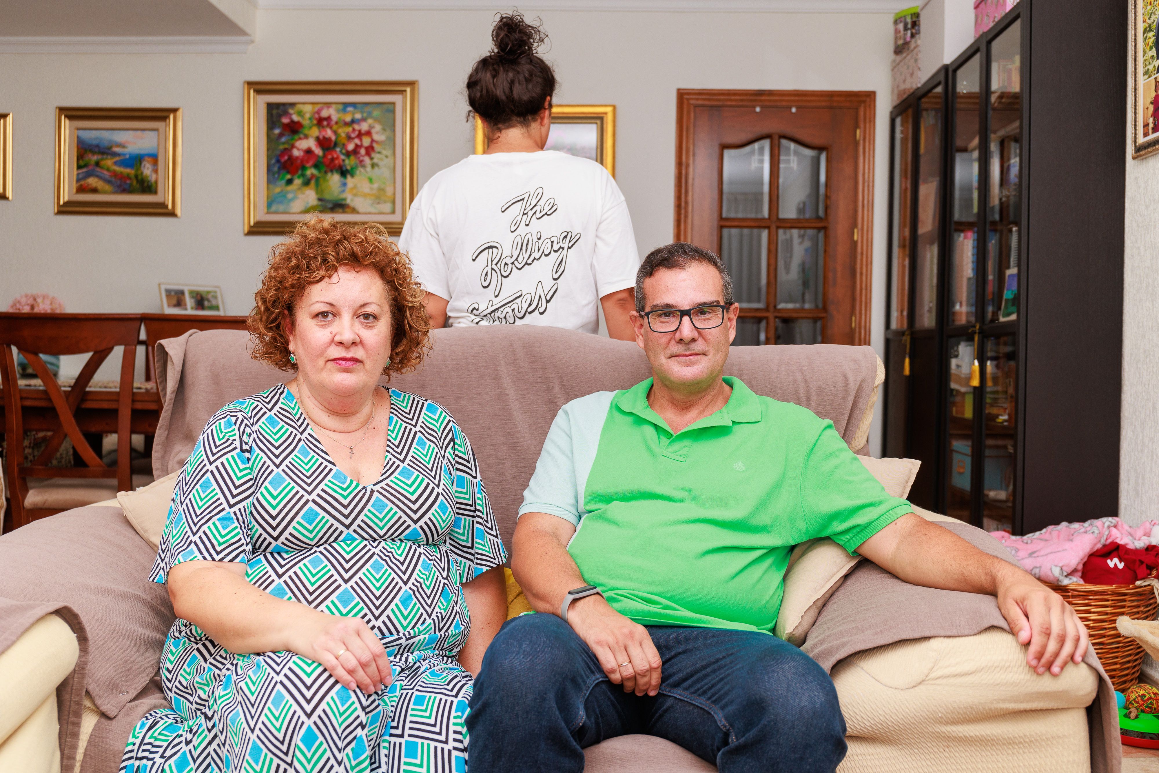 La familia acogió a una niña cuando tenía 11 años.