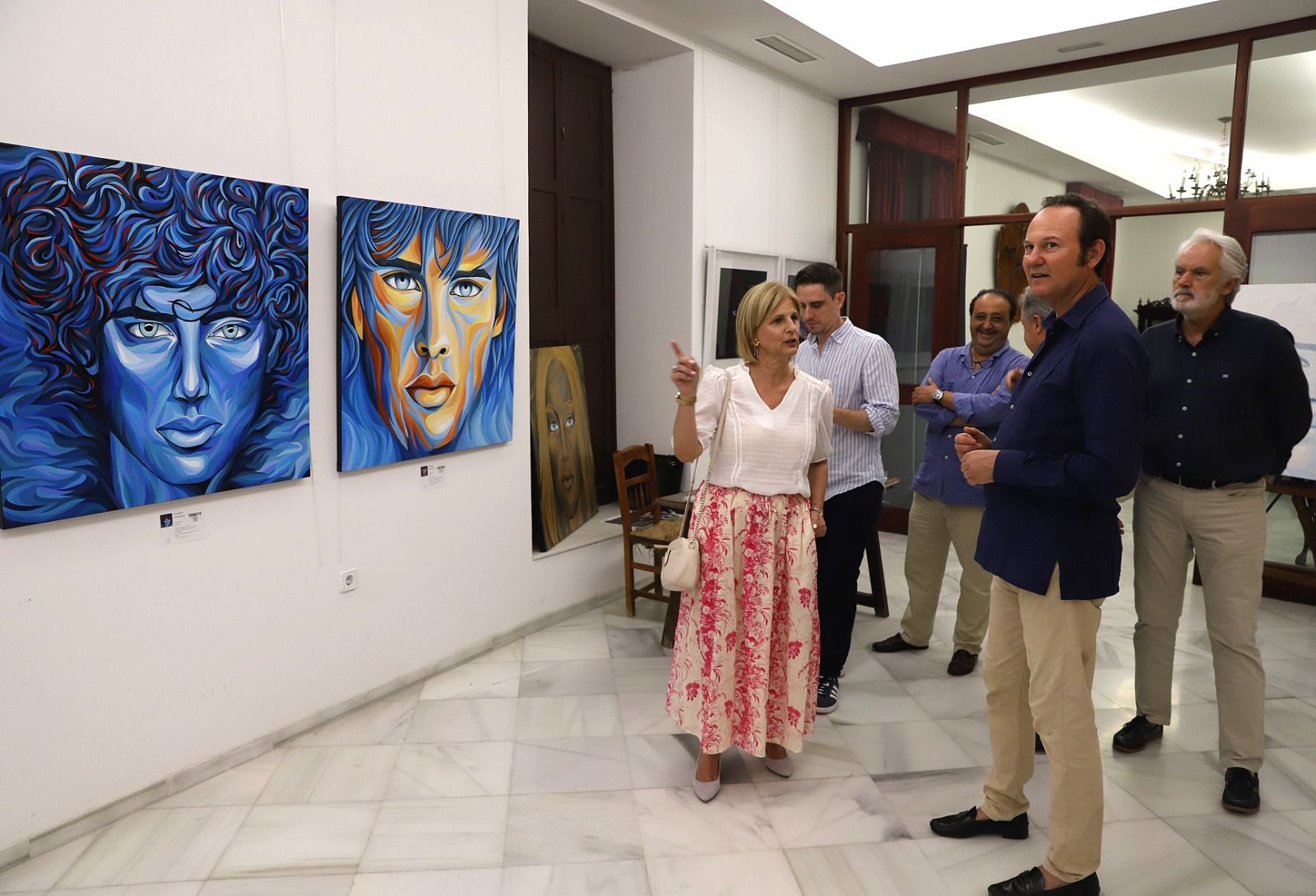 Consuelo Buesa cuelga en el Palacio del Virrey Laserna una veintena de cuadros de estética 'Pop art'’. La alcaldesa y Asís Moreno visitando la exposición.