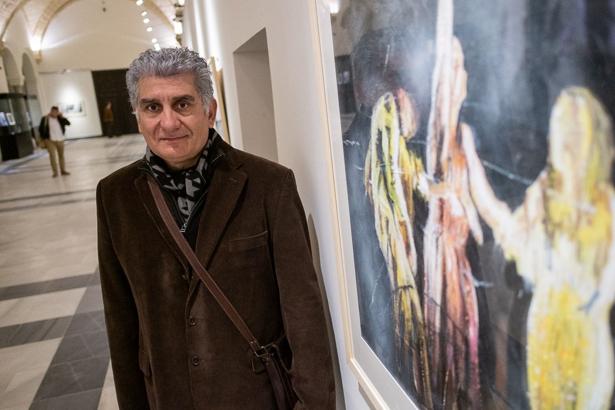 Juan Carmona Vargas, junto a uno de sus cuadros en los Claustros. FOTO: MANU GARCÍA