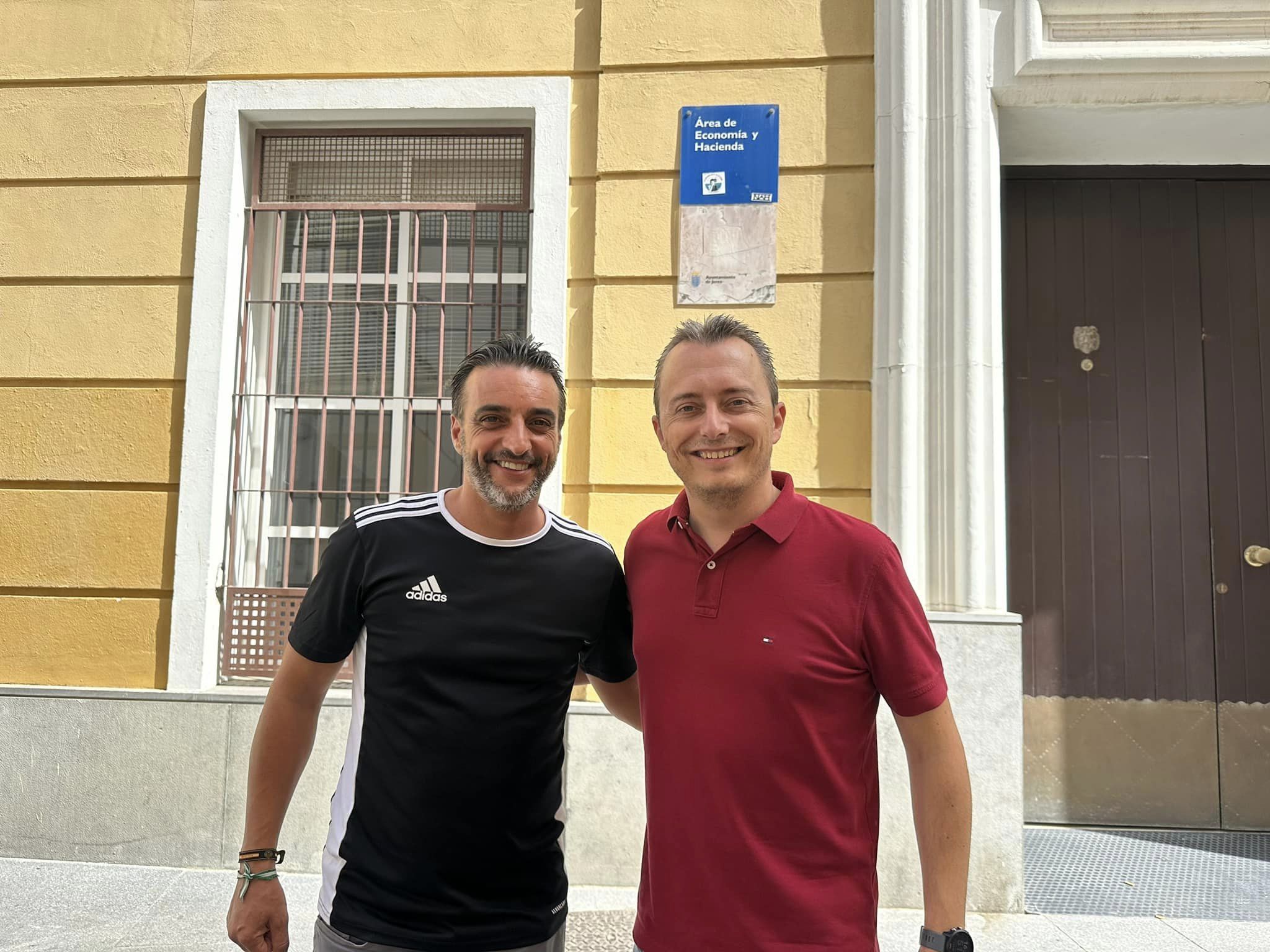 José Antonio Díaz, actual portavoz del PSOE en Jerez, junto a Santiago Galván, en una reciente visita a la ciudad del actual alcalde de Zahara, en una foto subida a sus redes sociales.