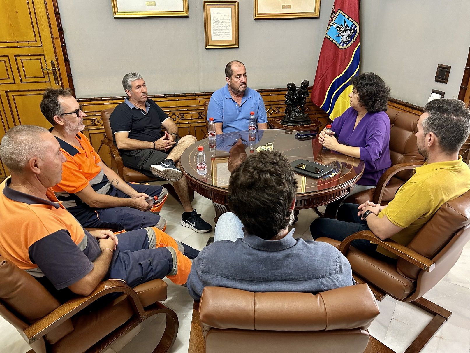 Sanlúcar inicia un plan de limpieza “profunda” en sus barriadas y extrarradio. En la imagen, Carmen Álvarez reunida con el comité de empresa.