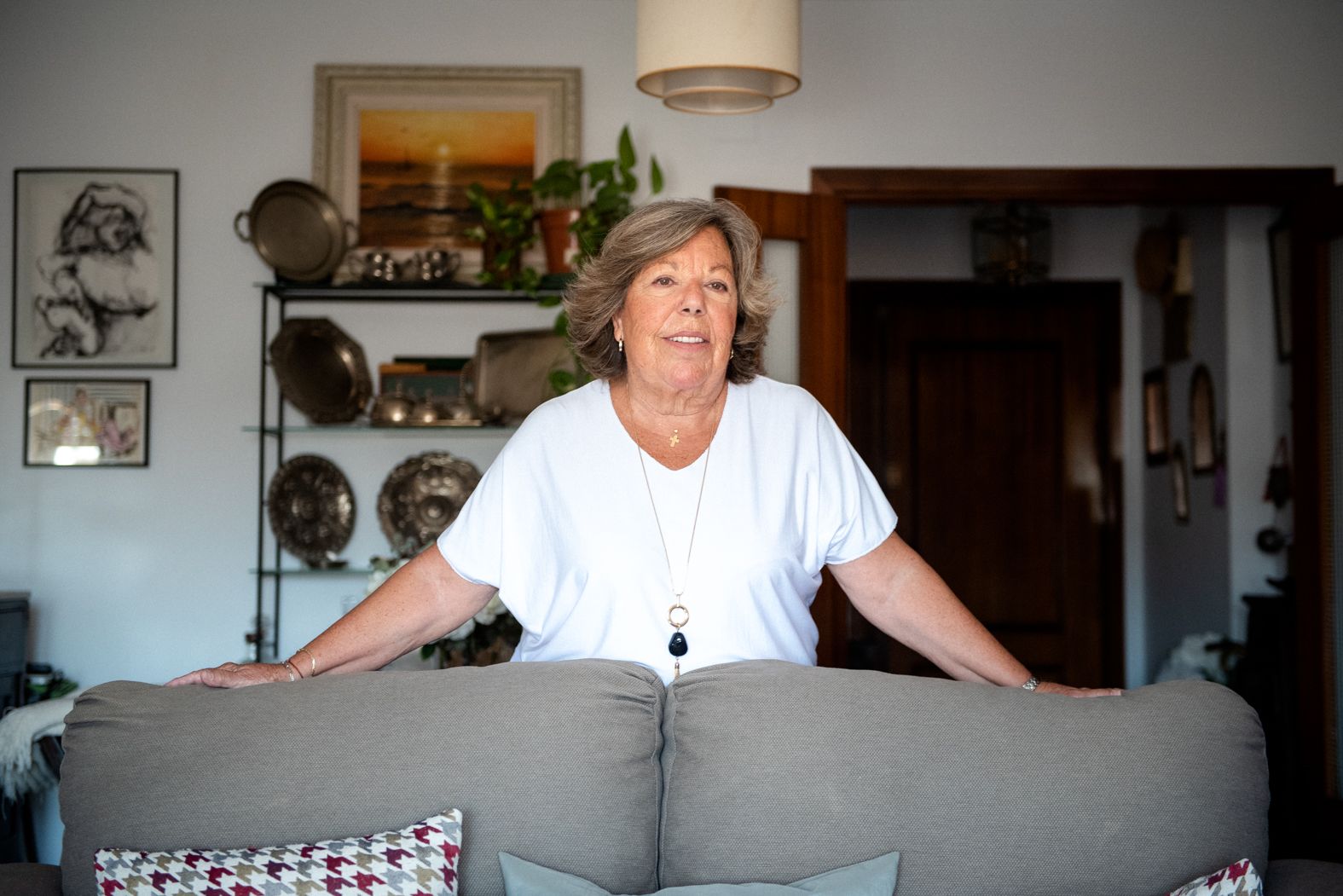Pilar en el salón de su vivienda donde han vivido más de una decena de menores en 12 años. 