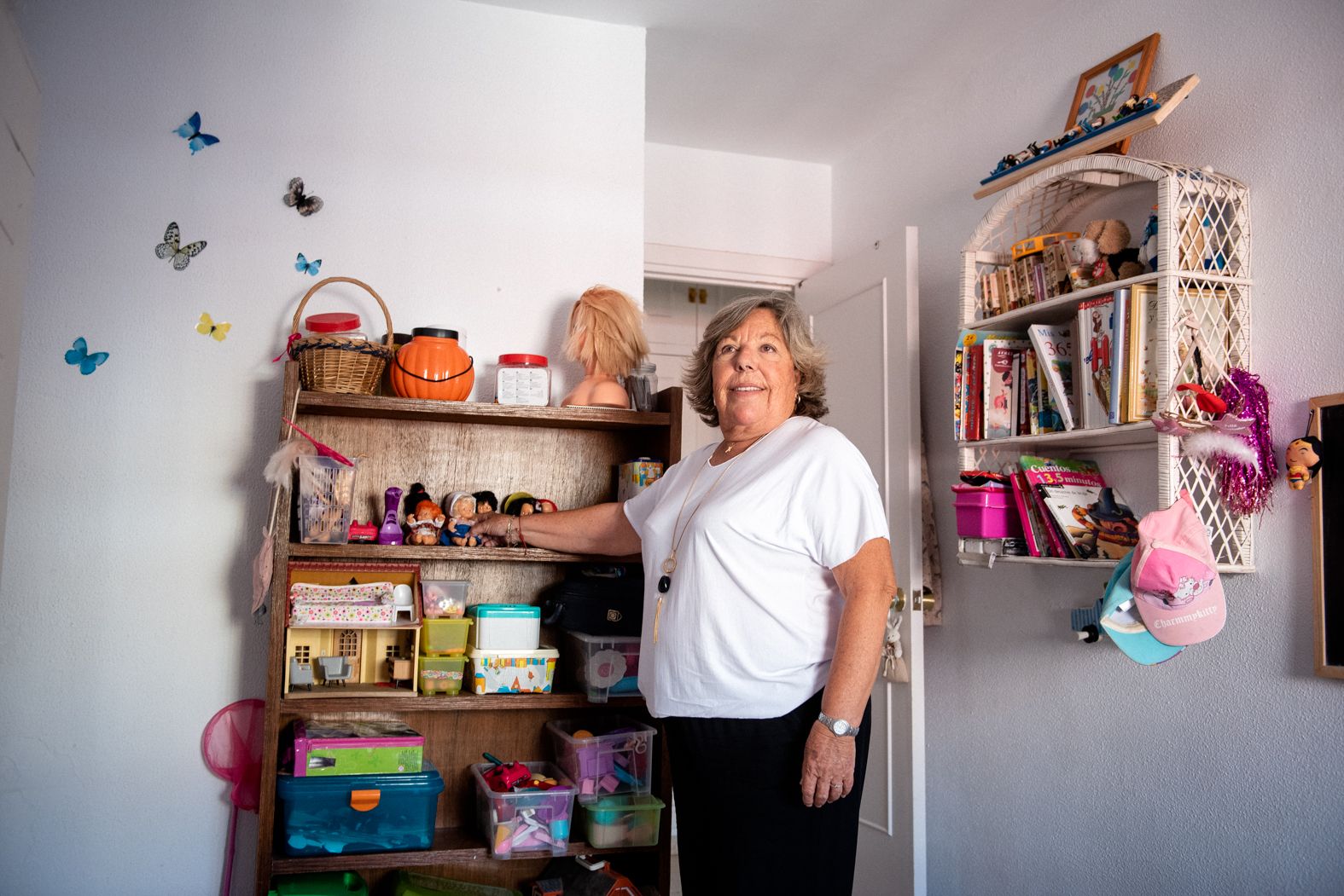 Pilar en la habitación donde acoge a los menores.