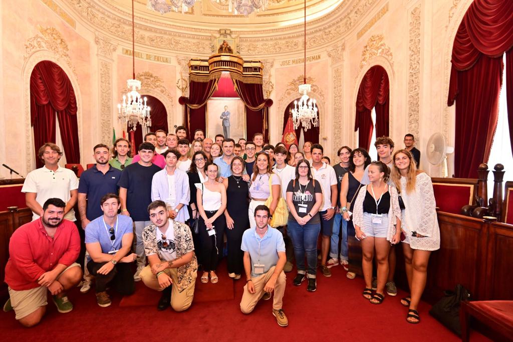 Voluntarios que participarán en la Gran Regata de Cádiz.
