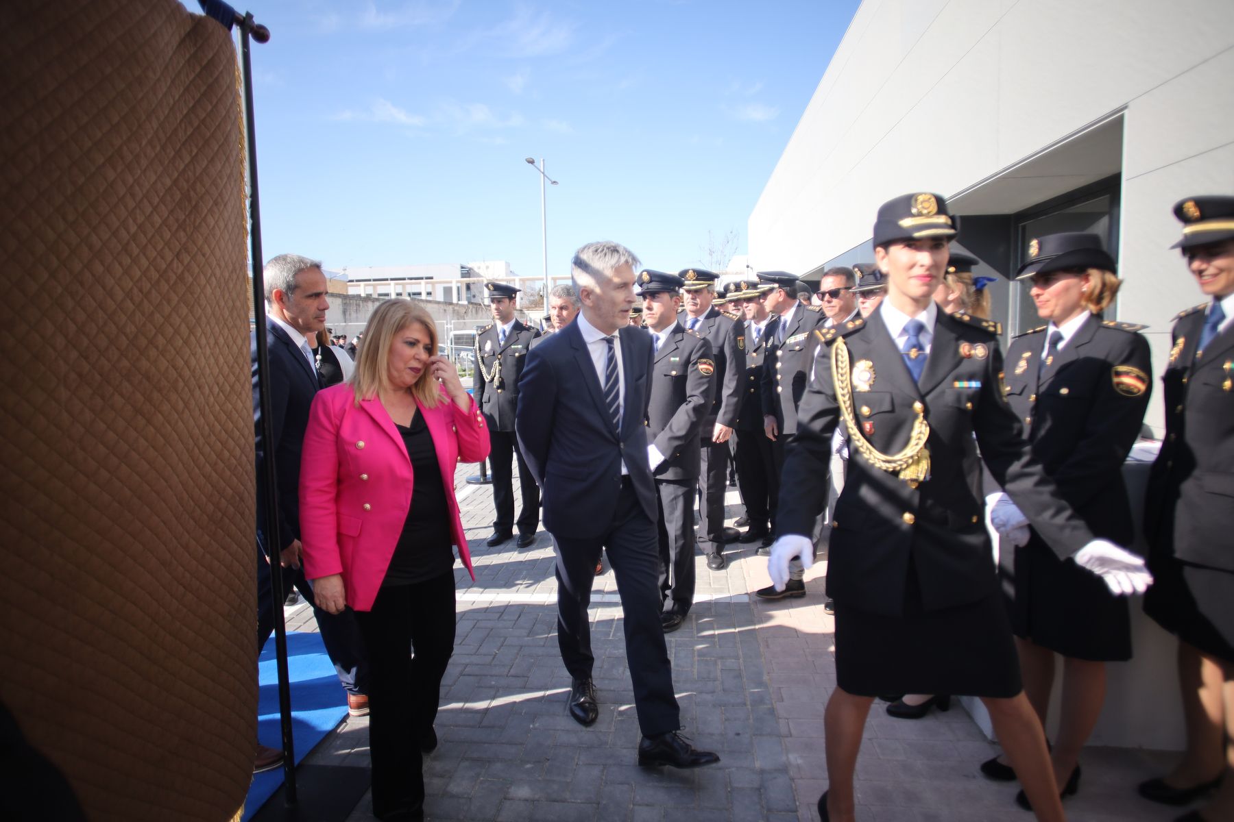 El ministro del Interior, Grande-Marlaska, con policías en Jerez, en un acto reciente en Jerez, poco antes de la pandemia. FOTO: JUAN CARLOS TORO