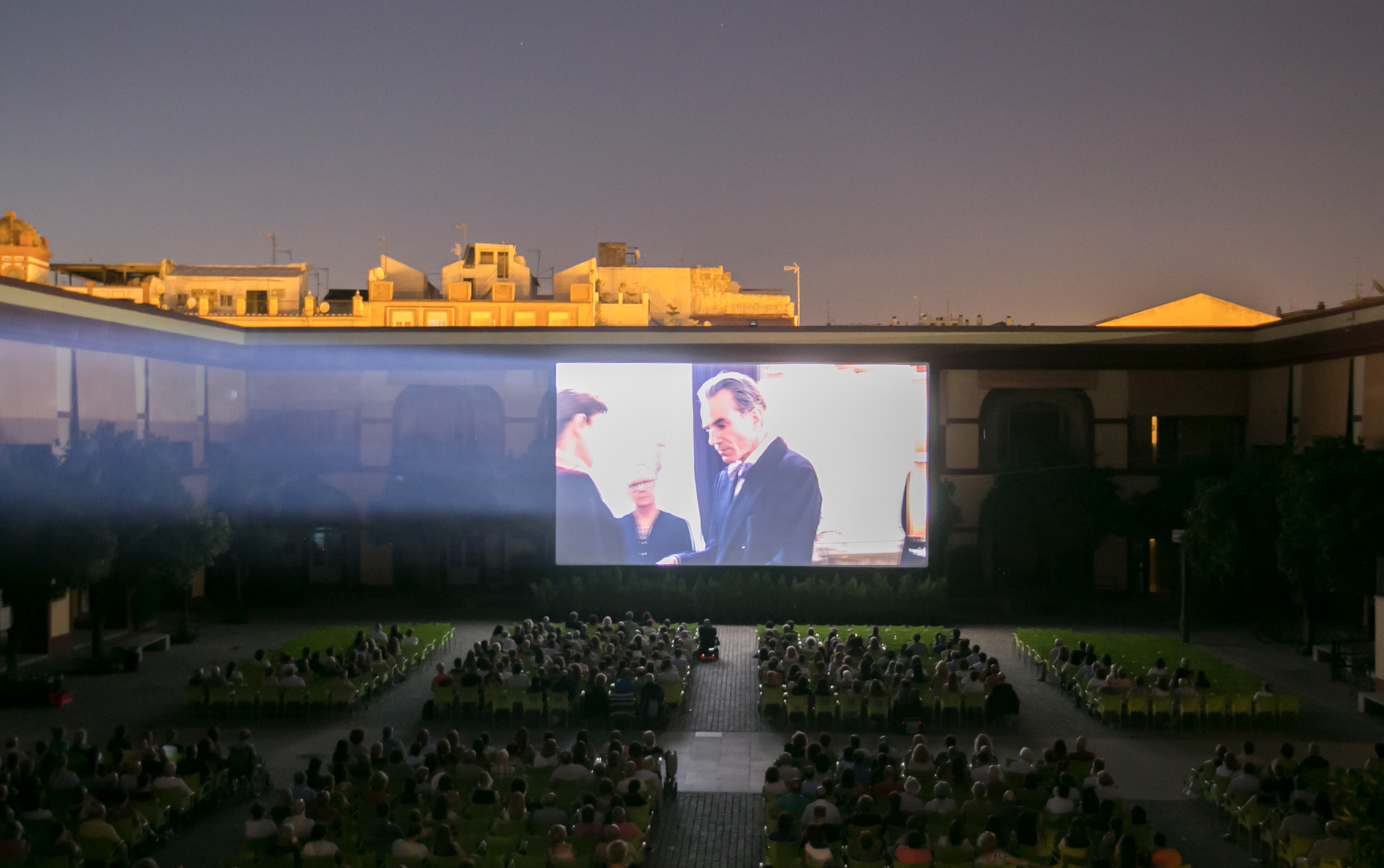 Cine de verano en el Patio de la Diputación en Sevilla. 