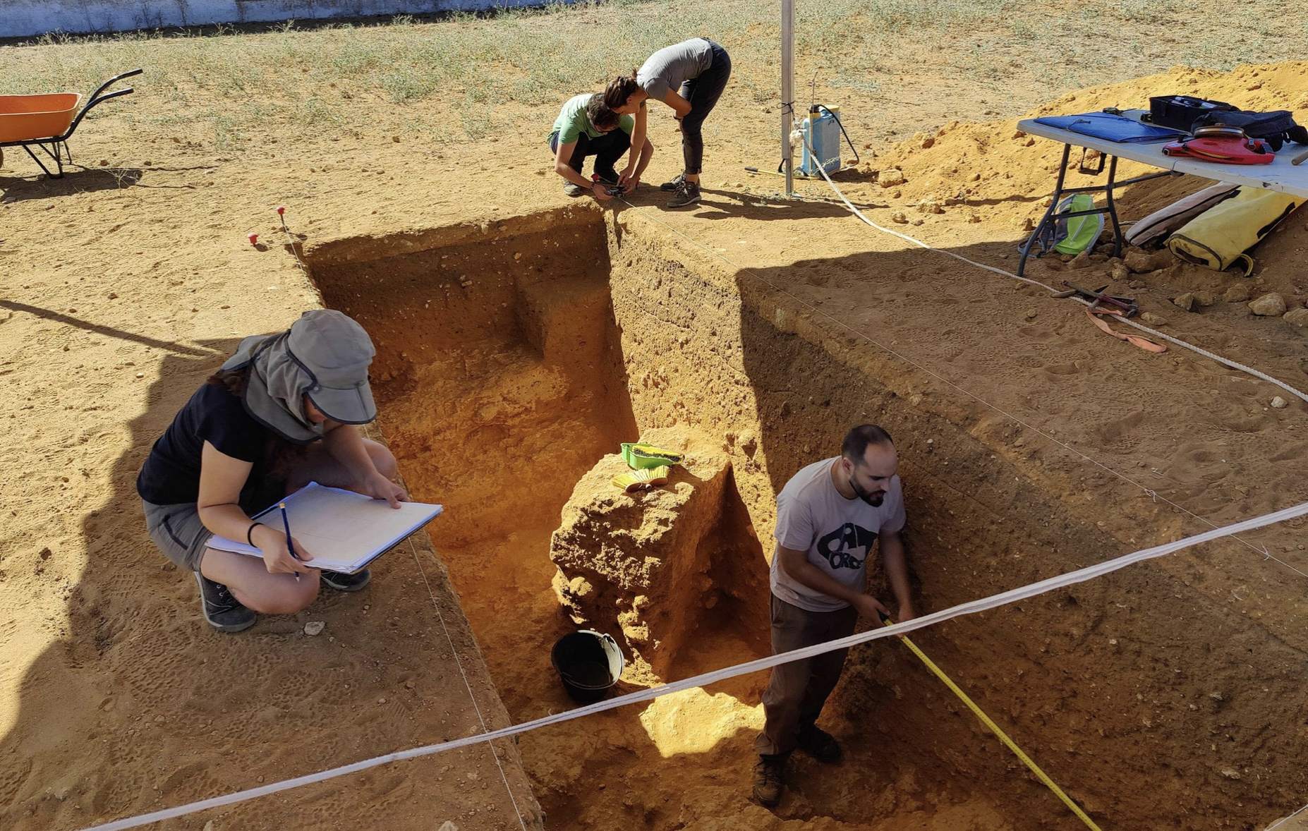 Descubierto un nuevo tramo de la calzada romana que pudo unir Carmona con Sevilla hace dos milenios. En la imagen, alumnos y profesores trabajando en el yacimiento.