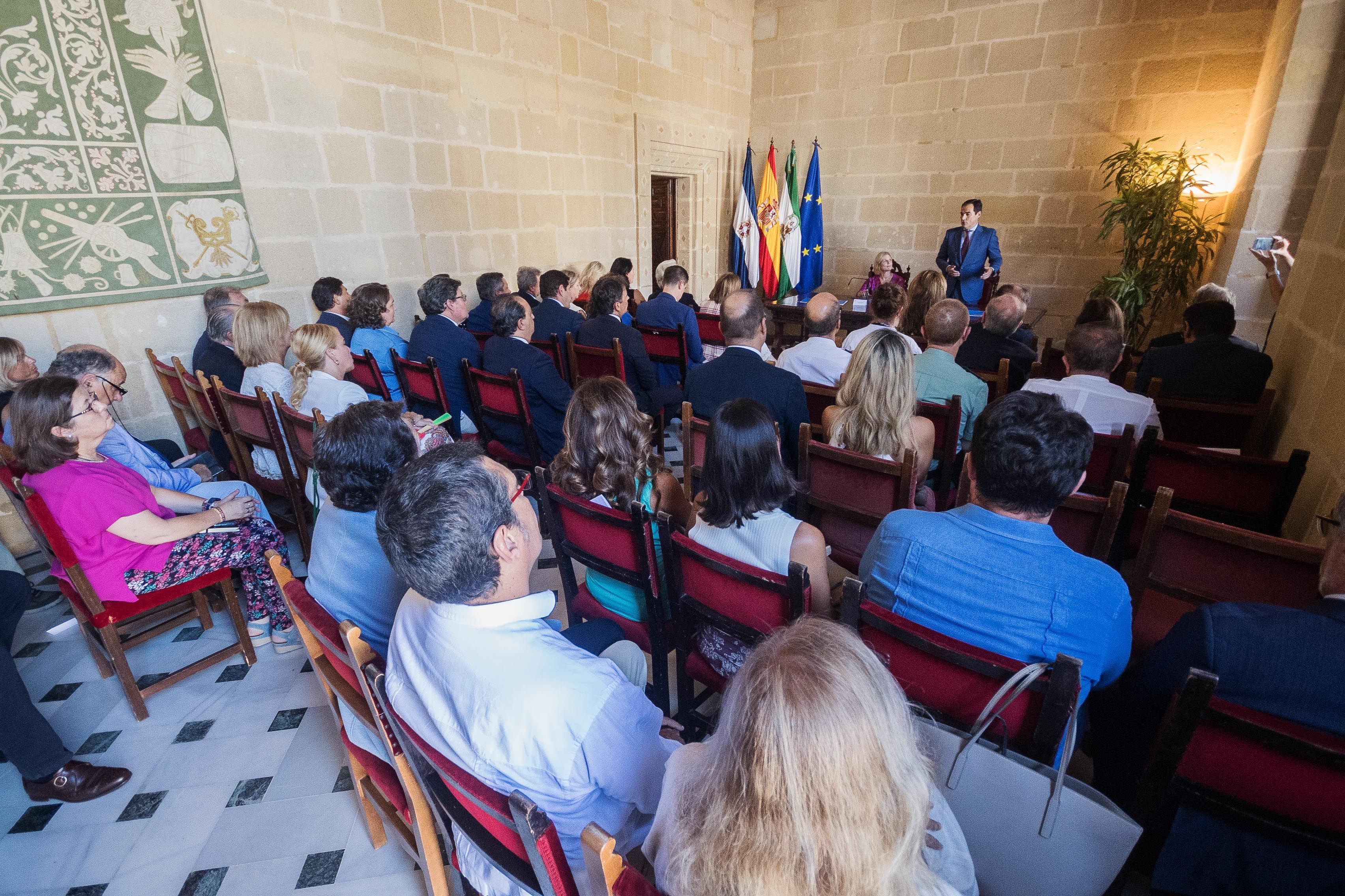 El consejero Nieto y la alcaldesa Pelayo, el jueves en el Cabildo antiguo, firmando el protocolo para la Ciudad de la Justicia.