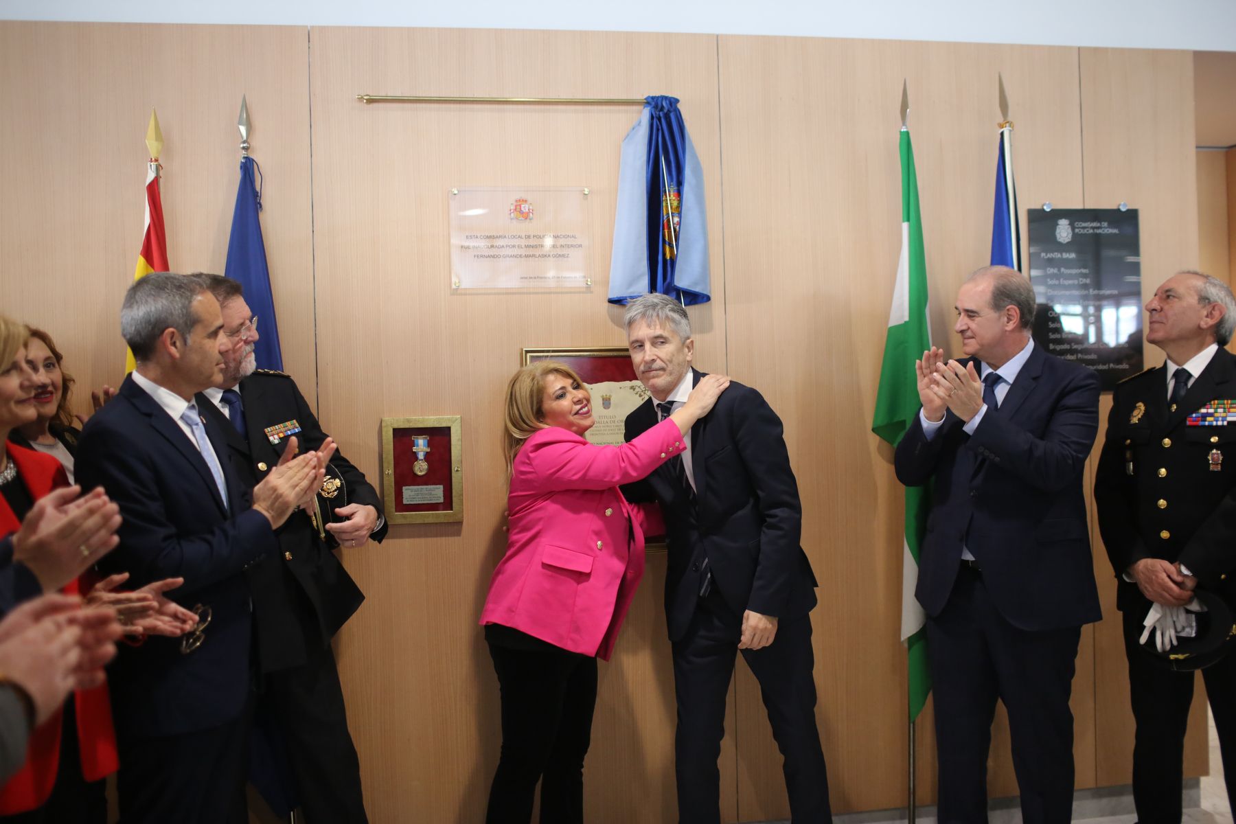 Grande-Marlaska descubre una placa junto a Mamen Sánchez en la inauguración de la nueva comisaría de Jerez, en febrero de 2020.