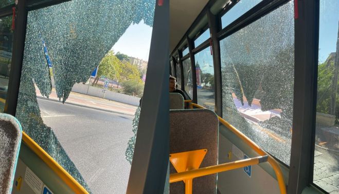 Imagen del estado en el que ha quedado la luna del autobús.