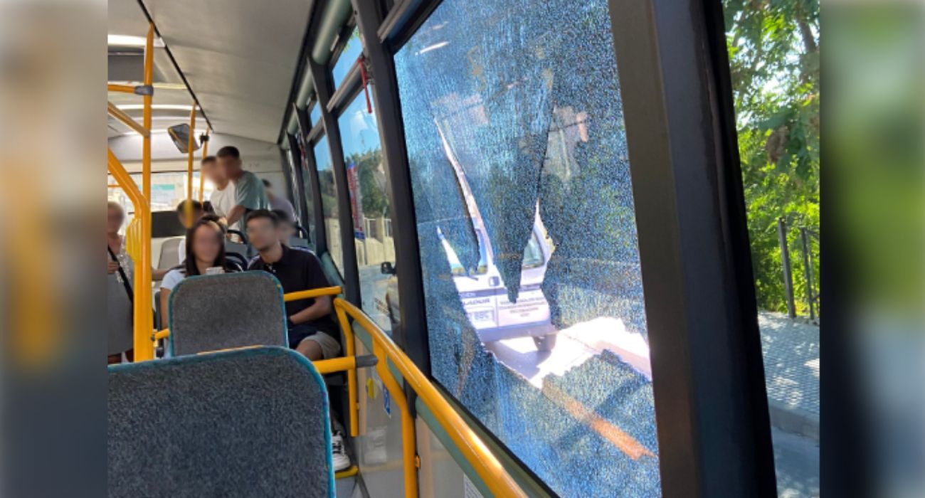 Así ha quedado la luna de un autobús urbano de Jerez de la línea 18.
