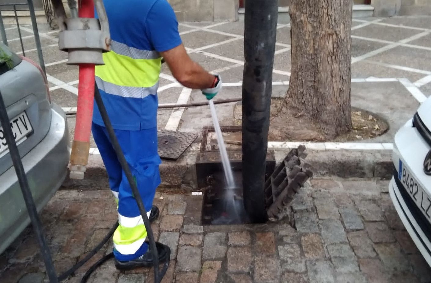 Limpieza de imbornales en distintas calles de Jerez. 