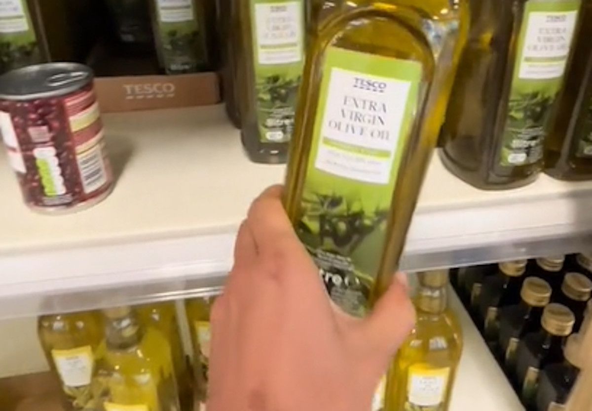 Un tiktoker andaluz muestra que el aceite de oliva virgen extra en Irlanda es más barato. 