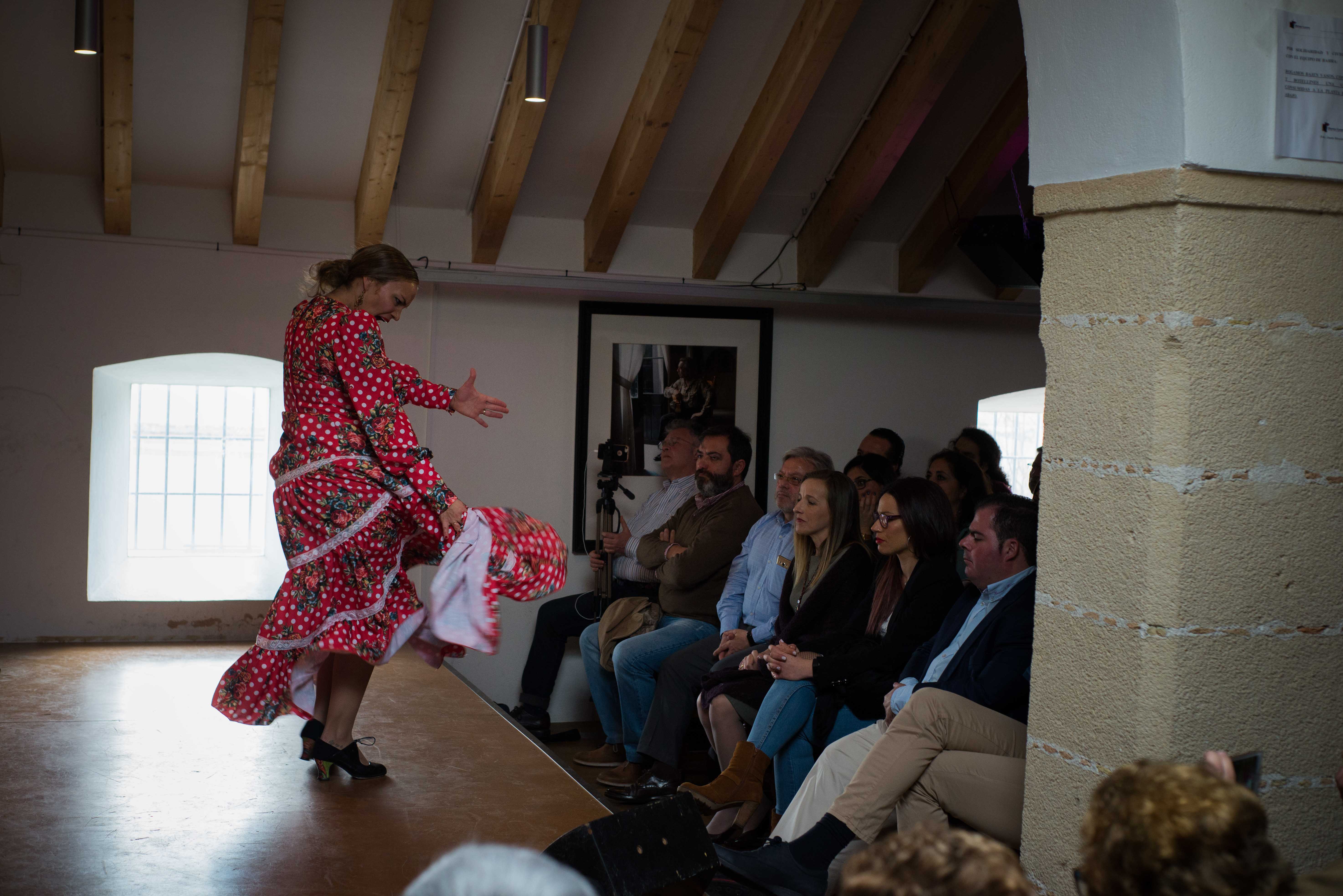 Una actuación en la Nave del Aceite, cuando aún era sede social de la peña Buena Gente.