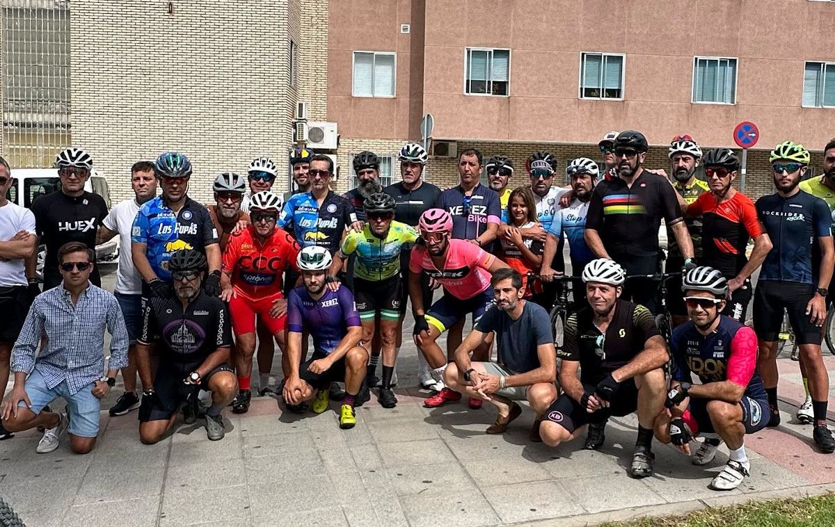 Grupo de ciclistas que se han reunido en el hospital de Jerez para rezar por Paco. SHERRYBIKE
