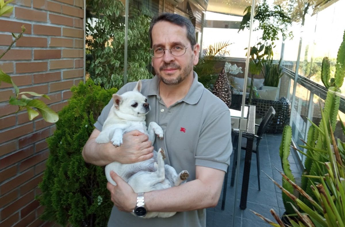 Rafael Narbona denuncia que la protectora le ha negado adoptar a un perro por la edad.