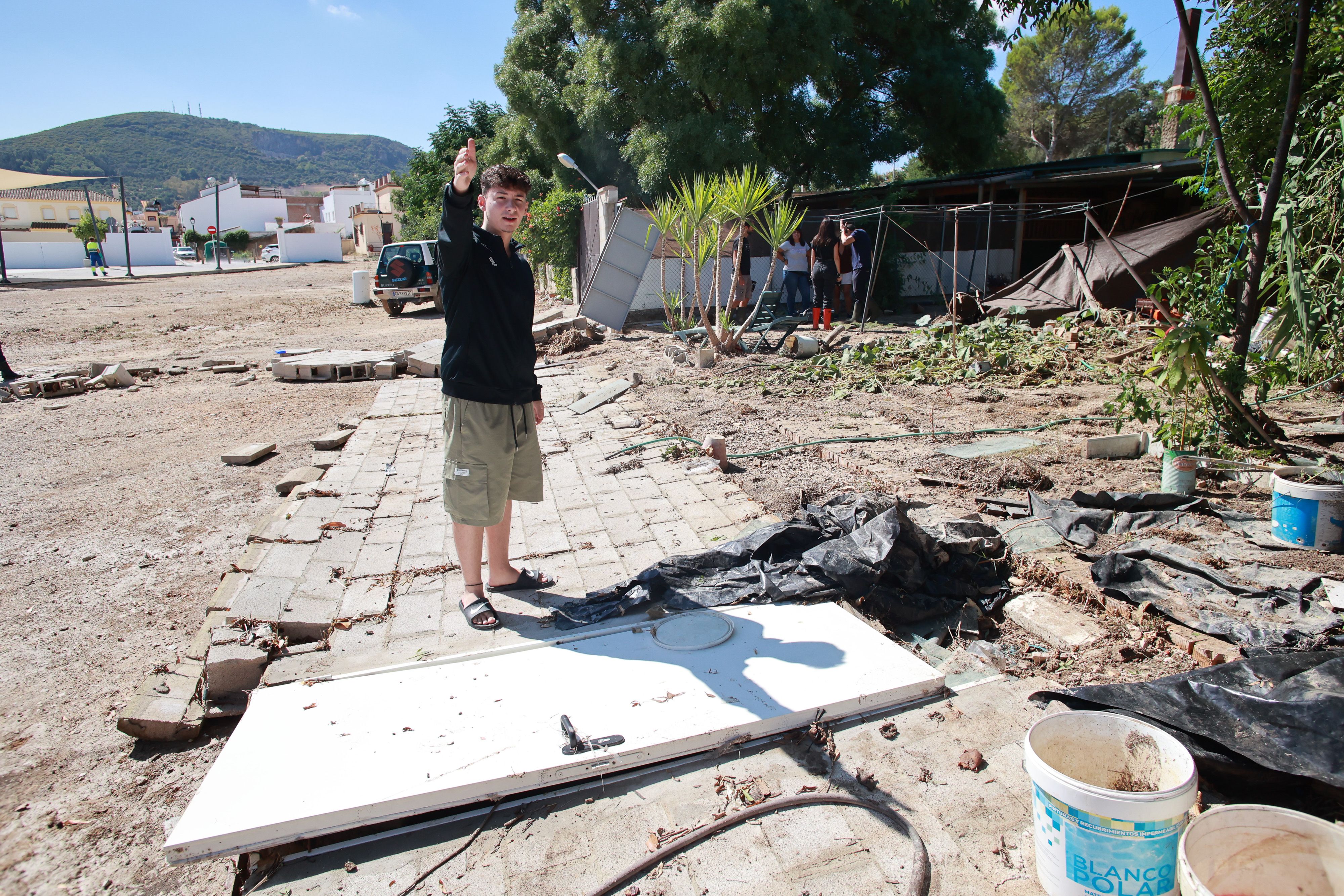 El muro trasero de la vivienda donde vive el joven, destruido por la riada.