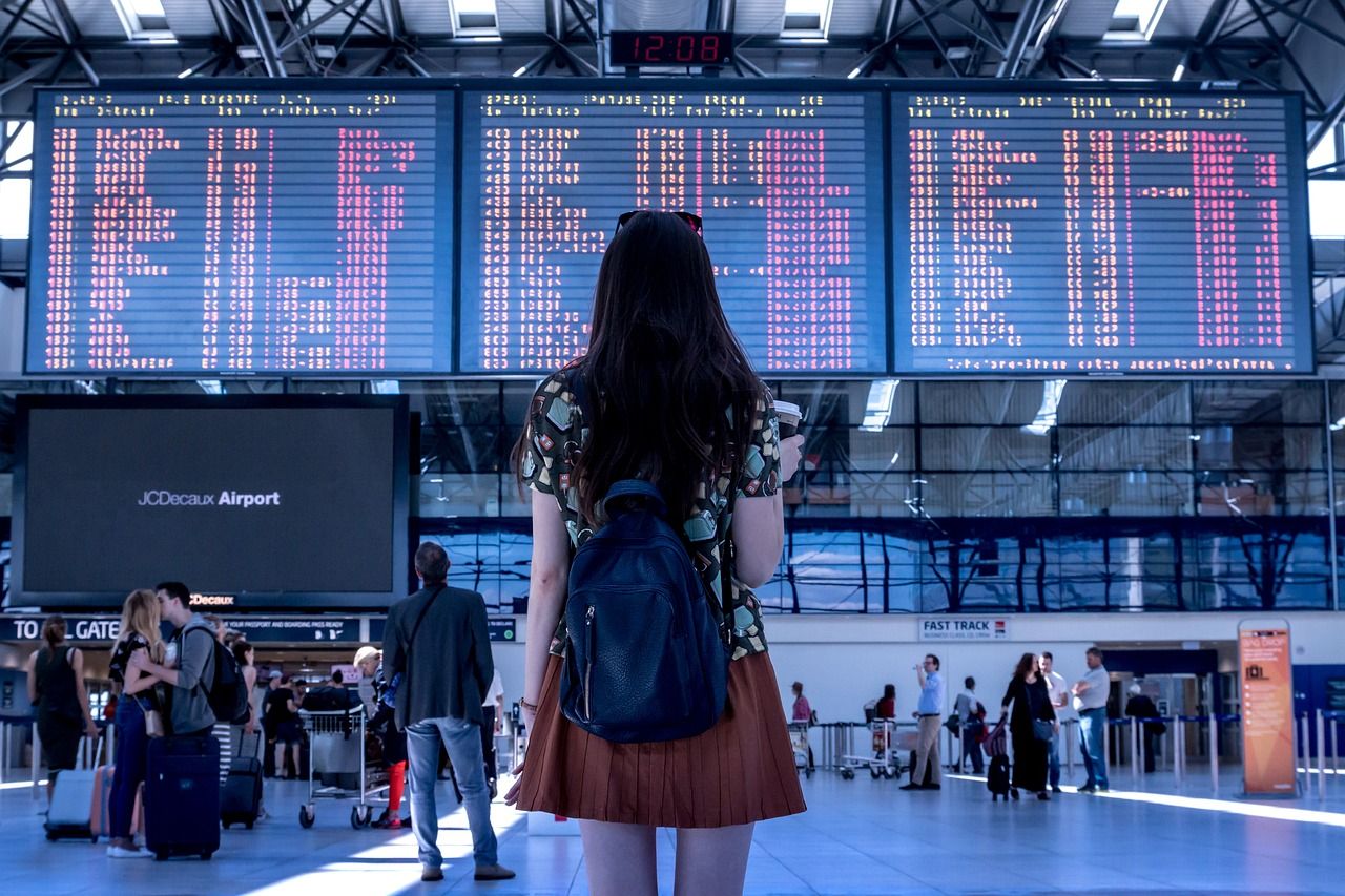 Una mujer en un aeropuerto, antes de emprender su viaje.