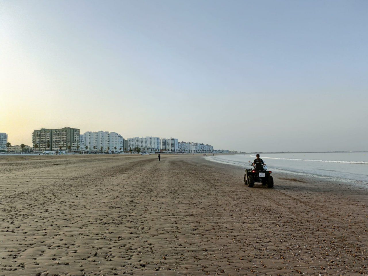 Fin de la temporada turística con playas, en este caso en El Puerto, vacías. 