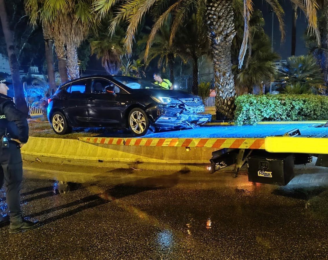 Un coche se sube a la rotonda de Bomberos en Cádiz. 
