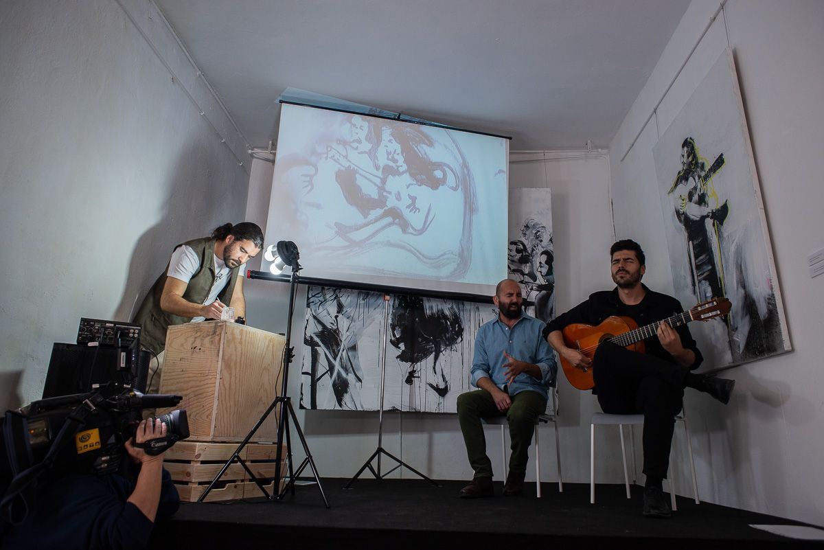Hidalgo, Cala y Llave, durante un espectáculo de pintura en vivo en la sala Tragaluz de lavozdelsur.es. FOTO: MANU GARCÍA