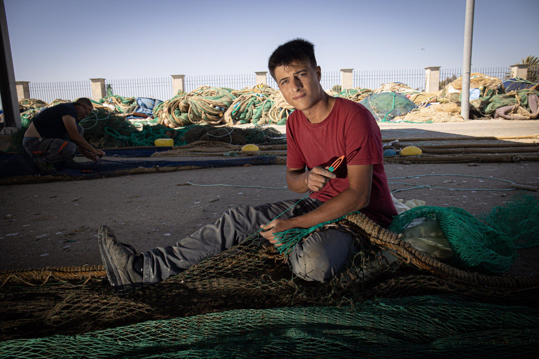 Álvaro, un joven redero en el puerto de Bonanza, en Sanlúcar.