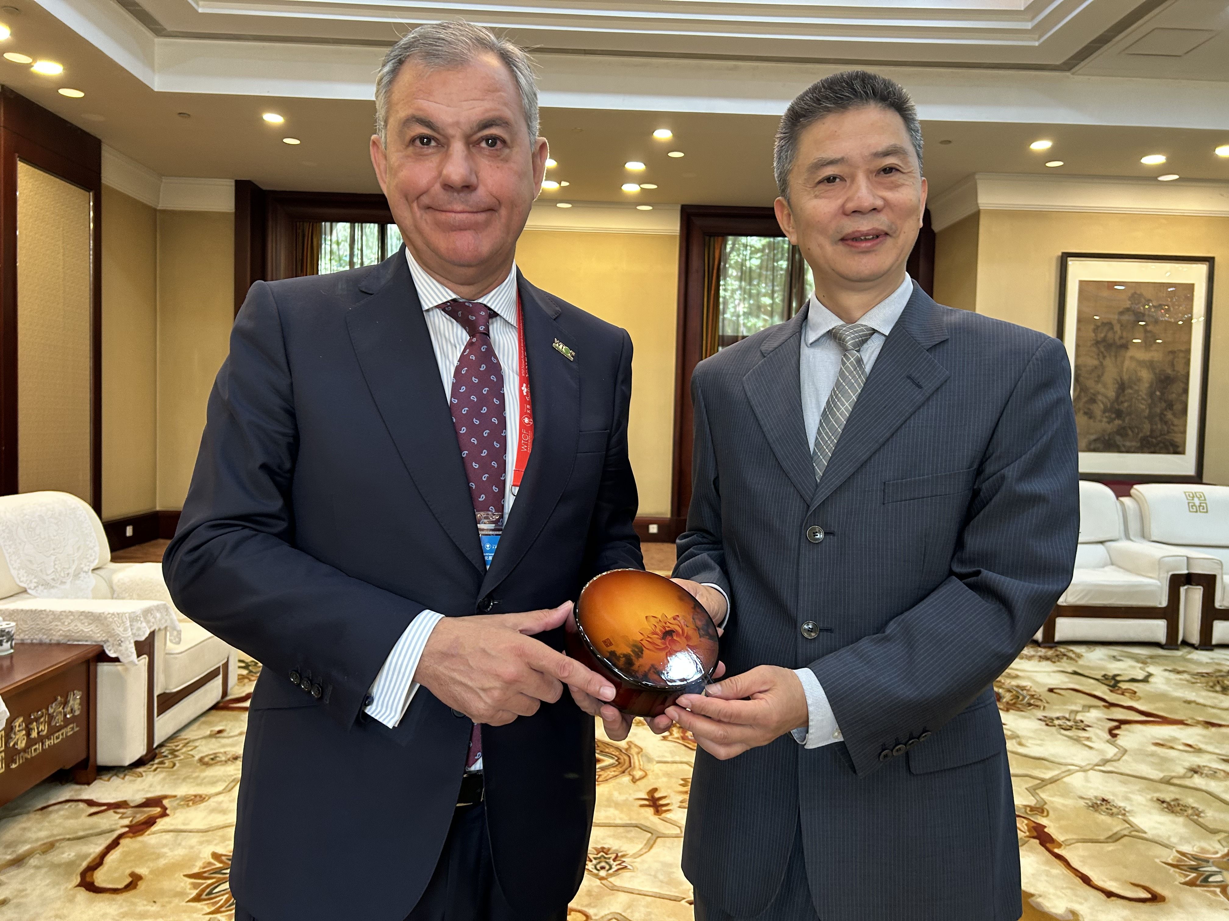 Sanz junto al director de Relaciones Internacionales del Gobierno de Chongqing.