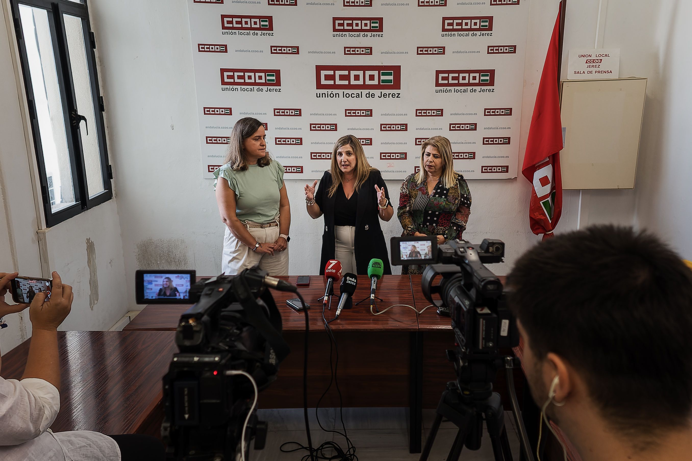 Rechazo a la privatización del servicio de cocina en los centros FAISEM en Cádiz. En la imagen, comparencia de Sánchez y García.