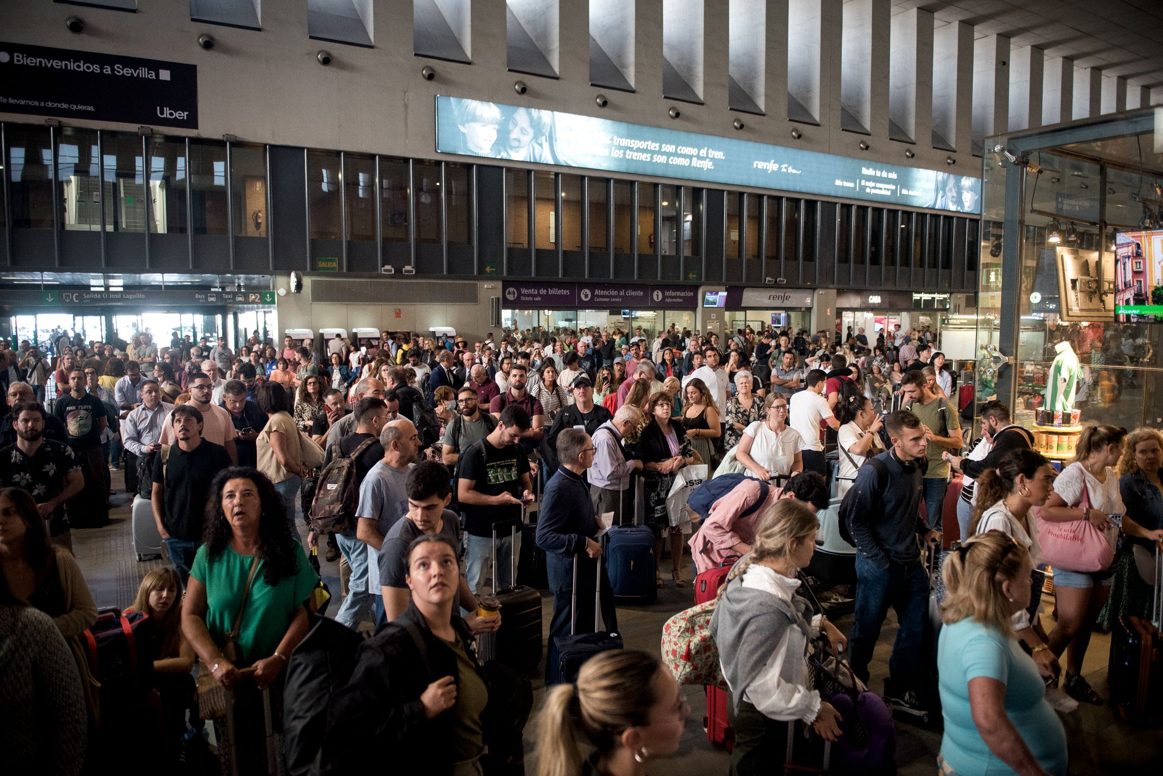 Cientos de personas esperan en la Estación de Santa Justa a que salgan sus trenes.