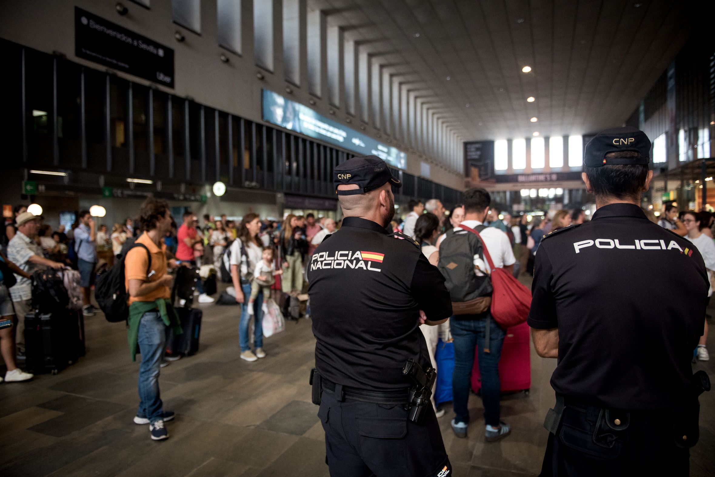 Dos agentes de Policía en la estación de Santa Justa, donde estuvo Álvaro Prieto antes de fallecer el pasado jueves 12 de octubre.