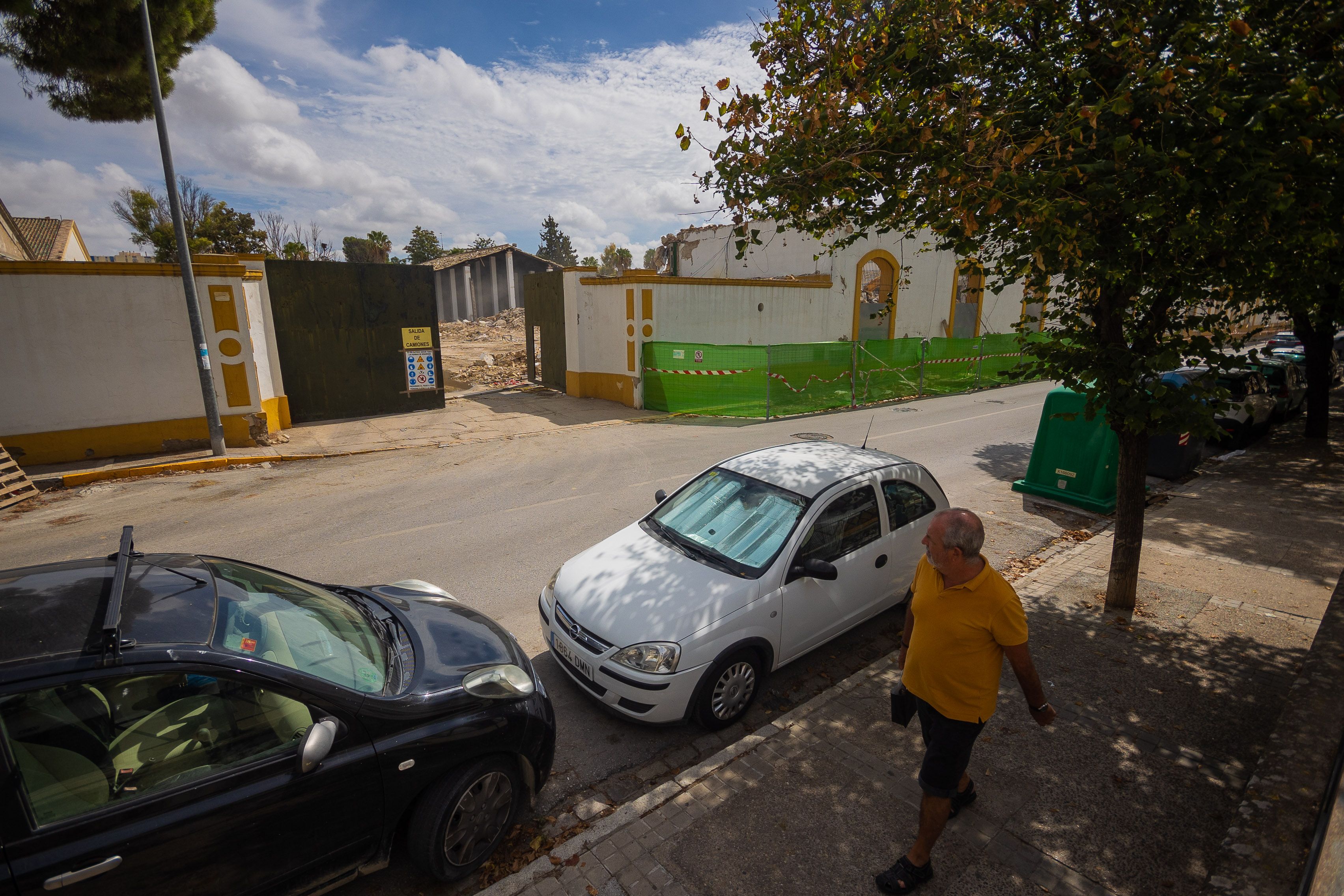 Un hombre observa la demolición. La calle Pizarro no volverá a ser la misma.