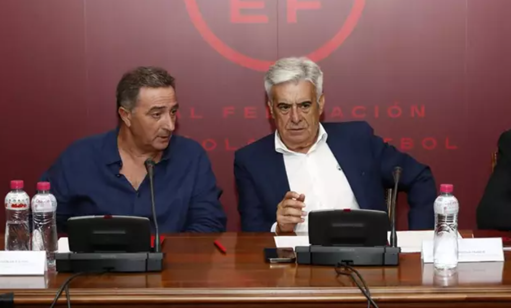Pedro Rocha, presidente en funciones de Real Federación Española de Fútbol, a la derecha. RFEF